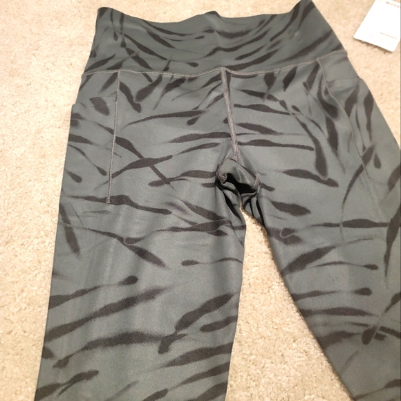 Athleta Salutation Stash Pocket II Legging 7/8 Length Size Small - Picture 3 of 4